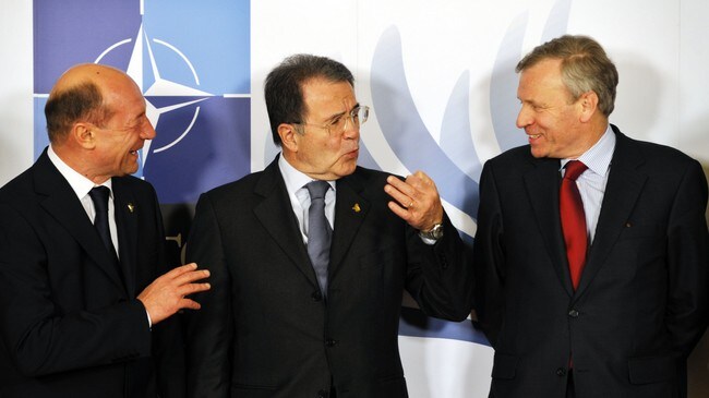 Traian Basescu (Romania), Romano Prodi (Italia) og NATOSs generalsekretær Jaap de Hoop Scheffer. (Foto: DIMITAR DILKOFF/AFP) Traian Basescu (Romania), Romano Prodi (Italia) og NATOSs generalsekretær Jaap de Hoop Scheffer. (Foto: DIMITAR DILKOFF/AFP)