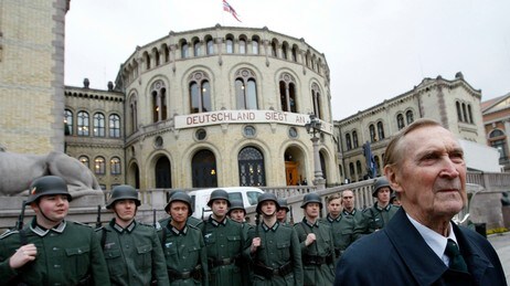 Gunnar 'Kjakan' Sønsteby foran Stortinget i forbindelse med innspillingen av filmen om Max Manus. (Foto: lise aaserud/SCANPIX) Gunnar 'Kjakan' Sønsteby foran Stortinget i forbindelse med innspillingen av filmen om Max Manus. (Foto: lise aaserud/SCANPIX)