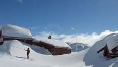 Mye snø i tunet på Stranddalshytta