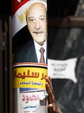 Valgplakat for Omar Suleiman (Foto: AMR ABDALLAH DALSH/Reuters) Valgplakat for Omar Suleiman (Foto: AMR ABDALLAH DALSH/Reuters)