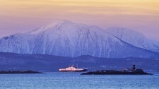 Soloppgang og ferje i Molde en kald morgen (Foto: Erik Liahjell Saue) Soloppgang og ferje i Molde en kald morgen (Foto: Erik Liahjell Saue)