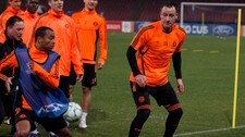 SOCCER-CHAMPIONS/ Chelsea's John Terry warms up with teammates during a training session a day before their Champions League last 16 first leg soccer match against Napoli, in Naples (Foto: TONY GENTILE/Reuters)