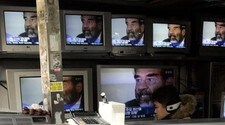 Saddam Hussein vises på irakisk tv før henrettelsen (Foto: LEE JIN-MAN/AP)