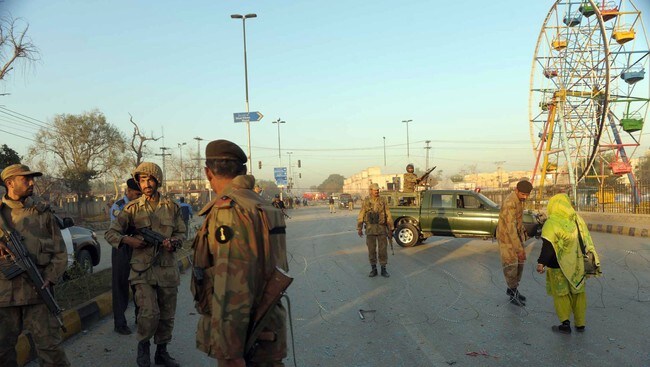 Pakistanske politimenn vokter eksplosjonsstedet i Peshawar (Foto:A. Majeed/Scanpix/AFP) Pakistanske politimenn vokter eksplosjonsstedet i Peshawar (Foto:A. Majeed/Scanpix/AFP)
