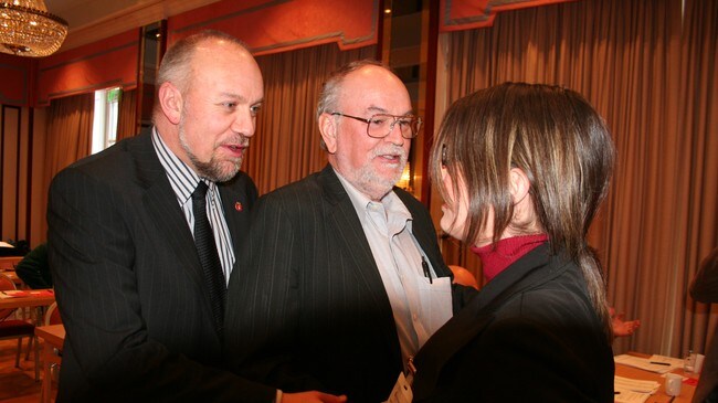 Morten Ørsal Johansen og Thore A. Nistad gratulerer Hanne Maren Blåfjelldal (Foto: Ole Martin Sponberg/NRK) Morten Ørsal Johansen og Thore A. Nistad gratulerer Hanne Maren Blåfjelldal (Foto: Ole Martin Sponberg/NRK)