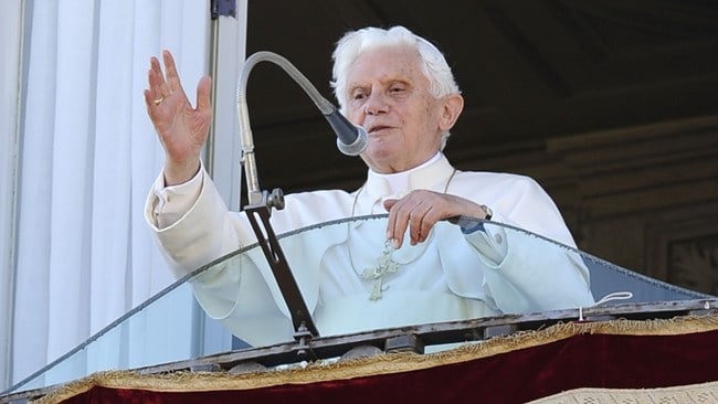 Pave Benedict XVI gir sin velsignelse fra balkongen i Vatikanet (Foto: FILIPPO MONTEFORTE/Afp)