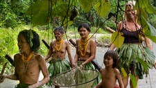 Gry på fiske med mentawai-kvinnene (Foto: STRIX/NRK)