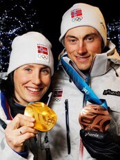 Marit Bjørgen og Petter Northug etter medaljeseremonien (Foto: Cornelius Poppe/Scanpix)