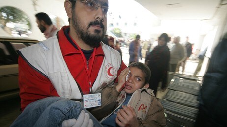 En gutt bæres inn på sykehuset al-Shifa i Gaza by 6. januar 2009 (Foto: Yasser Saymeh/Scanpix/AFP) En gutt bæres inn på sykehuset al-Shifa i Gaza by 6. januar 2009 (Foto: Yasser Saymeh/Scanpix/AFP)