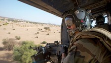 Fransk soldat i helikopter (Foto: Arnaud Roine/Ap) Fransk soldat i helikopter (Foto: Arnaud Roine/Ap)