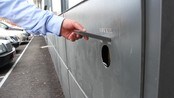 Frekke tyver - Frekke tyver knuste veggen og fisket opp nøklene fra innsiden