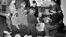 Breidablikk og Fagerholt Barnehjem får radio-grammofon i 1954 (Foto: Scanpix/SCANPIX) Breidablikk og Fagerholt Barnehjem får radio-grammofon i 1954 (Foto: Scanpix/SCANPIX)