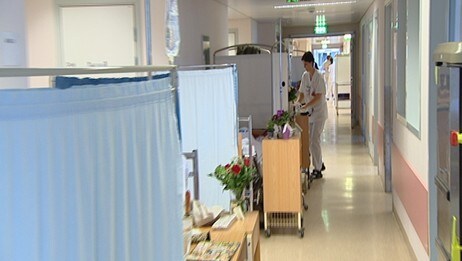 Pasienter ligger på gangen på SUS (Foto: Kaj Hjertenes/NRK) Pasienter ligger på gangen på SUS (Foto: Kaj Hjertenes/NRK)