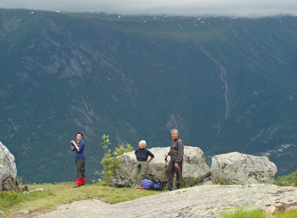 Flott utsikt mot Hardangervidda fra stien mellom Holmaskjer og Odda.