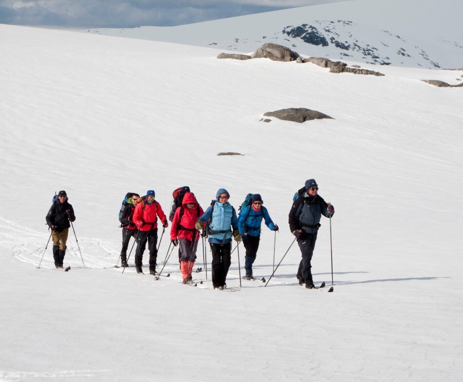 På ski over breen mot Fonnabu tidlig i juni.