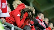 Brann-supportere depper etter at Aalesund gikk opp i 2-0 under kampen mellom Aalesund og Brann (Foto: EKORNESVÅG, SVEIN OVE/SCANPIX) Brann-supportere depper etter at Aalesund gikk opp i 2-0 under kampen mellom Aalesund og Brann (Foto: EKORNESVÅG, SVEIN OVE/SCANPIX)