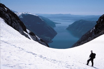 Frå Hardingaskaret på turen inn til Hundsøyra. Flott utsyn over Maurangerfjorden, Enes og Hardangerfjorden.