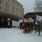 Demonstrasjon mot nedleggelse av føden i Orkdal (Foto: Stein Lorentzen/NRK) Demonstrasjon mot nedleggelse av føden i Orkdal (Foto: Stein Lorentzen/NRK)