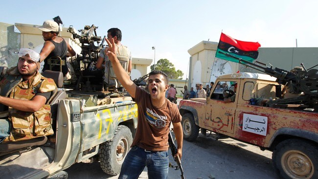 Erkærer seier i Tripoli (Foto: Zohra Bensemra/Reuters/Scanpix) Erkærer seier i Tripoli (Foto: Zohra Bensemra/Reuters/Scanpix)
