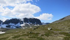 Ljøtebotnbergi - mektig massiv mot Hallingskarvet og Hellvassfonni.