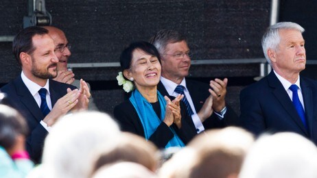 Aung San Suu Kyi ler hjertelig under folkefesten (Foto: Grøtt, Vegard/NTB scanpix) Aung San Suu Kyi ler hjertelig under folkefesten (Foto: Grøtt, Vegard/NTB scanpix)