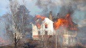 Fire gårdsbygninger ødelagt  - Gårdsbrann nord for Bjoneroa