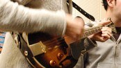 Halvard Rundberg hamrer på mandolinen