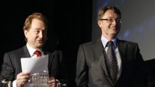 Kjell Inge Røkke (tv) og Øyvind Eriksen, konsernsjef i Aker ASA (Foto: Larsen, Håkon Mosvold/SCANPIX) Kjell Inge Røkke (tv) og Øyvind Eriksen, konsernsjef i Aker ASA (Foto: Larsen, Håkon Mosvold/SCANPIX)