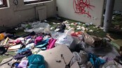 Rumenere kastet ut av falleferdig hus - Politiet såg tilfeldigvis folk då dei kjørte forbi det falleferdige huset i Bergen i dag tidleg, og kasta ut dei elleve som budde der. Alt i ettermiddag skal huset rivast.