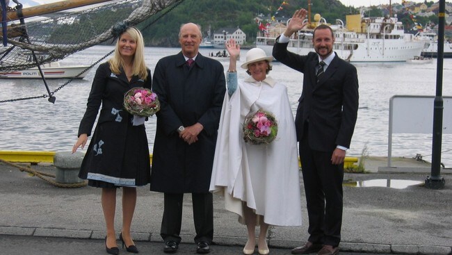 Kroningsreise 2006 Kristiansund: med kongeskipet (Foto: Gunnar Sandvik/NRK)