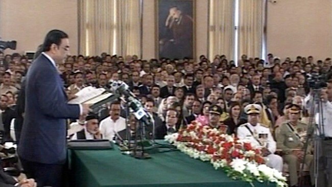Pakistans president tatt i ed. (Foto: REUTERS TV/REUTERS) Pakistans president tatt i ed. (Foto: REUTERS TV/REUTERS)
