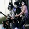 OMSTRIDT: Tommy Thayer (midten) er trolig gruppens mest kontroversielle medlem noen gang, til tross for at han går for å være en grei og omgjengelig fyr.
