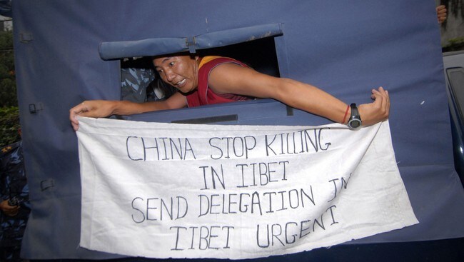 Tibetansk munk protesterer mot Kina (Foto: PRAKASH MATHEMA/AFP) Tibetansk munk protesterer mot Kina (Foto: PRAKASH MATHEMA/AFP)