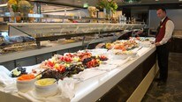 Buffet ombord på MS Nordnorge (Foto: Tore Zakariassen/NRK) Buffet ombord på MS Nordnorge (Foto: Tore Zakariassen/NRK)