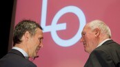 Politisk kamp om LO-medlemmene - På 2000-tallet er det ikke lenger slik at landets største sammenslutning av arbeidstakere, Landsorganisasjonen i Norge (LO), massivt støtter Arbeiderpartiet i valg. En stadig større andel blant de over 880 000 medlemmene stemmer borgerlig, det vil si Høyre (H) eller Fremskrittspartiet (FrP).

I månedene fram til Stortingsvalget i september 2013 kjemper statsminister Jens Stoltenberg og LO for å overbevise de mange fagforeningsmedlemmene som er usikre, om at de bør stemme på Arbeiderpartiet.

Arbeiderpartiet stiller til valg for en samarbeidsregjering med Sosialistisk Venstreparti (SV) og Senterpartiet (SP). Denne koalisjonen har styrt Norge siden 2005.

Velgernes alternativ er Høyre eller FrP, som er de største borgerlige partiene. Disse to ønsker å samarbeide for å kunne danne en konservativ regjering, eventuelt sammen med småpartiene Kristelig Folkeparti (KrF) og Venstre (V).
