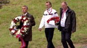 Jens Stoltenberg bærer krans på Utøya