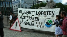 Folkeaksjonen rigger til. Ca 40 mennesker var med på aksjonen (Foto: Folkeaksjonen oljefritt Lofoten, Vesterålen og Senja)