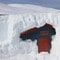 Mye skal gjøres klart før skisentrene åpner. Her graves ett av byggene på Folgefonna frem.