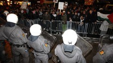 Politiet brukte tåregass mot demonstrantene (Foto: Åserud, Lise/SCANPIX) Politiet brukte tåregass mot demonstrantene (Foto: Åserud, Lise/SCANPIX)