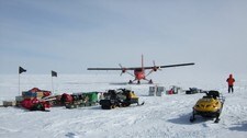 Levering av utstyr til Antarktis. (Foto: Niel Ross/University of Edinburgh) Levering av utstyr til Antarktis. (Foto: Niel Ross/University of Edinburgh)