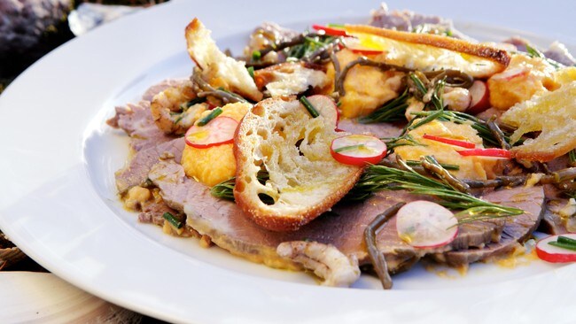 Lammecarpaccio med hestereker og reddiker (Foto: Tellus Works Television AS) Lammecarpaccio med hestereker og reddiker (Foto: Tellus Works Television AS)
