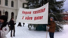 demonstrerer mot NDL (Foto: Inger Volden/NRK) demonstrerer mot NDL (Foto: Inger Volden/NRK)