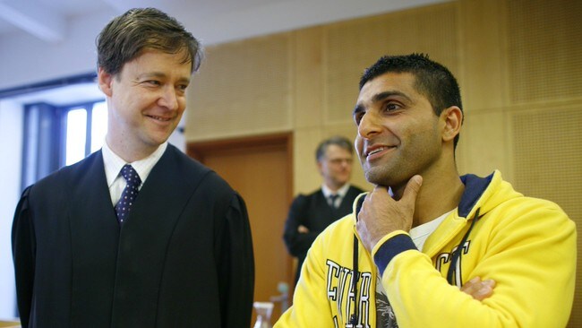 Terrortiltalte Arfan Bhatti rett før starten på opplesningen av dommen i Bhattisaken i Oslo Tingrett (Foto: Johannessen, Sara/SCANPIX) Terrortiltalte Arfan Bhatti rett før starten på opplesningen av dommen i Bhattisaken i Oslo Tingrett (Foto: Johannessen, Sara/SCANPIX)