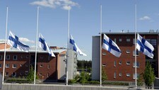 Flagg på halv stang utenfor rådhuset i Hyvinge i Finland (Foto: Jussi Nukari/NTB scanpix) Flagg på halv stang utenfor rådhuset i Hyvinge i Finland (Foto: Jussi Nukari/NTB scanpix)