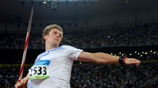 Andreas Thorkildsen kaster mot OL-gull. (Foto: KAI PFAFFENBACH/SCANPIX)
