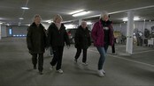 Garasjemosjonister - En gjeng glade mosjonister søker tilflukt fra is og holke i et garasjeanlegg. 