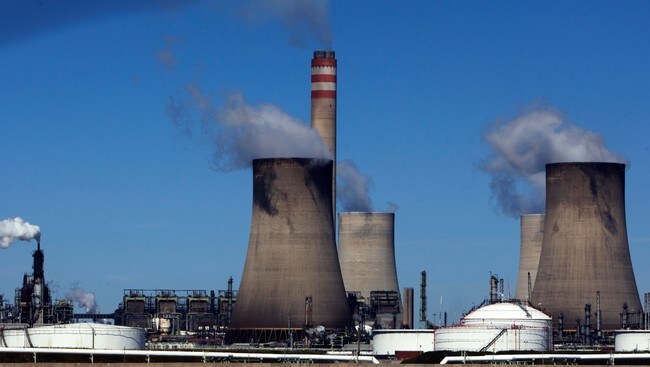 SASOL Secunda-anlegget i Pretoria i Sør-Afrika regnes som klimautslipp-versting (Foto: Poppe, Cornelius/SCANPIX) SASOL Secunda-anlegget i Pretoria i Sør-Afrika regnes som klimautslipp-versting (Foto: Poppe, Cornelius/SCANPIX)