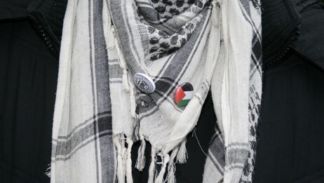 Palestina-skjerf med button  (Foto: Lise Marit Kalstad/NRK)