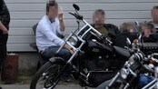 Turnout MC - Turnout MC feirer 20-årsjubileum på Fauske. Flere Hells Angels-medlemmer er tilstede. Politiet setter opp jernring rundt lokalet for å få identifisert alle festdeltakerne. 