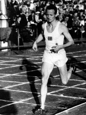Godtfred Holmvang i aksjon på den avsluttende 1500-meteren under EM på Bislett i 1946. (Foto: SCANPIX/SCANPIX) Godtfred Holmvang i aksjon på den avsluttende 1500-meteren under EM på Bislett i 1946. (Foto: SCANPIX/SCANPIX)